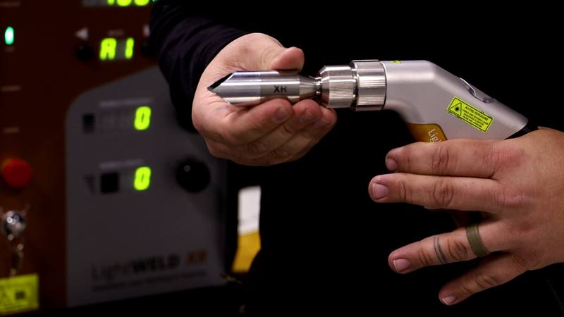 LightWELD switching between welding and cleaning nozzle